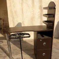 صندلی آرایشگاه و میز ناخن کاری سالم و در حد