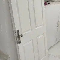 درب چوبی ورودی منزل با چهارچوب و بلوکه سیمانی