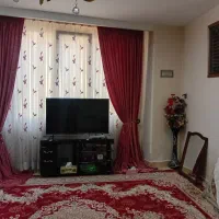 پرده مخمل صورتی با زیر پرده ای ست با گلهای صورتی