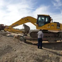 بیل مکانیکی۲۰۰ و بلدوزر۸۵ کوماتسو