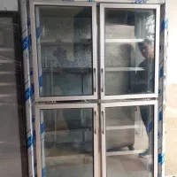 یخچال فریزر ایستاده.