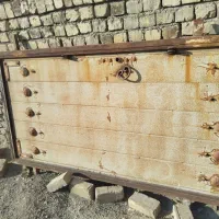 یک درب آهنی طره چوب