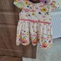 تعدادی لباس و اسباب بازی بچه