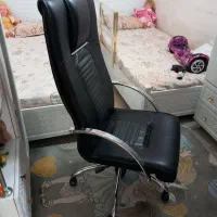 صندلی اداری و کامپیوتر