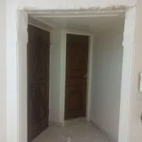 در چوبی ورودی آپارتمان دوکنگه با حفاظ آهنی