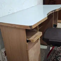 میز تحریر و کامپیوتر
