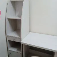 میز تحریر و کتابخانه
