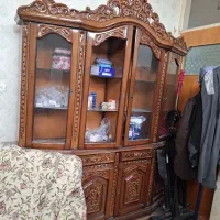 فروش فوری  بوفه چوبی با منبت کاری روی آن