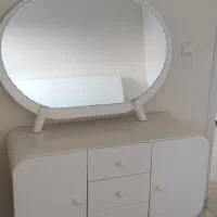 تخت دونفره با این آینه و پنج کشو و میز آرایش