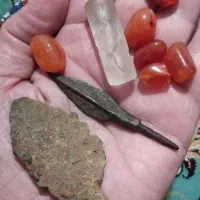 چند. تا مهره عقیق سوراخ شده تیر کمان گبری