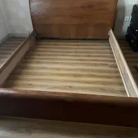 تخت دو نفره به همراه یک پاتختی