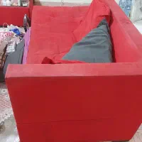 مبل ال قرمز رنگ ۷ نفره+میز با مبل تکی پایه کوتاه