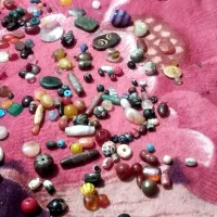سنگ کهنه و مهره های کهنه سالم و دانه برچین شده