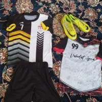 لباس و کفش فوتبالی