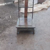 زنبیل و تعدادی در پنجره آهنی