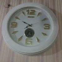 ساعت  دیواری  در حد نو کاملا سالم  و  تمیز