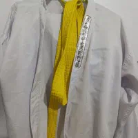لباس کاراته و کمربند.