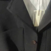 کت تک برند زارا به همراه تیشرت سفید