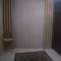 کنار پرده ایستاده