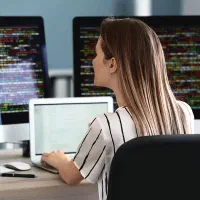 همکار خانم مسلط به سایت و فضای مجازی
