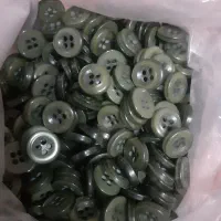 تعدادی دگمه پیراهنی