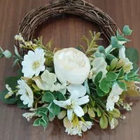 حلقه گل پشت دری