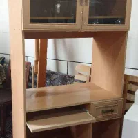 میزتحریر و کامپیوتر کتابخانه دار