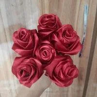 چند شاخه گل قرمز دست ساز
