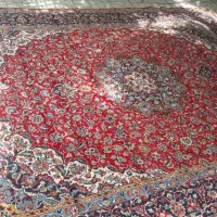 دو فرش گل قرمز