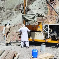 حفاری با دستگاه  هیدرولیک تا عمق ۱۵۰ با سایز n