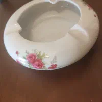 گل سرخی مسعود زیرسیگاری گرد