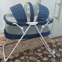 یه گهواره تاشو با پشه بند کاملاً سالم