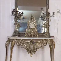 آینه و شمعدان و کنسول و ساعت
