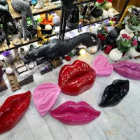 مجسمه لب دیوارکوب