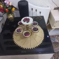 جلو مبلی سالم یه میز بزرگ با دوتا کوچیک