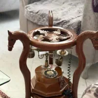 تلفن چوبی با میز