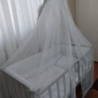 تخت و گهواره کنار مادر