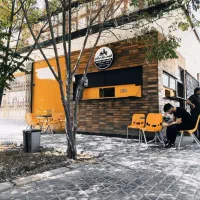 نیازمند نیرو خانوم در فست فود تک اوی (بیرون بر)
