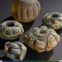 سنگ هایی ومهره هایی قدیمی زیبا