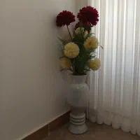گلدان و گل مصنوعی