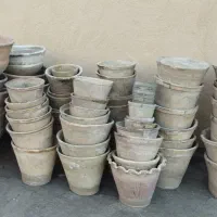تعدادی گلدان سفالی ، پلاستیکی