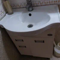 آیینه، روشویی و کابینت زیر روشویی