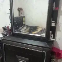 میز آرایش با ۴ کشو و پشت آینه طبقه داره