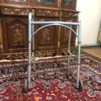 واکر چرخدار آلومینیوم تاشو سبک قابل تنظیم.