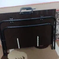 میز تحریر نشسته
