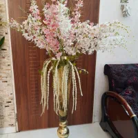 گلدان و گل مصنوعی