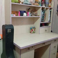 میز تحریر و کتابخانه