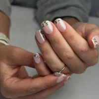 مدل برای کاشت ناخن و اصلاح صورت