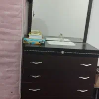 یک میز آرایشی ام دی اف