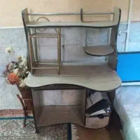 میز تحریر وکتابخانه